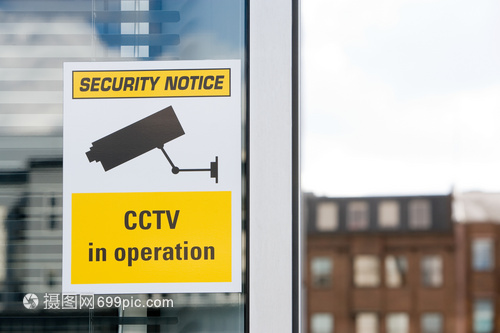 安全标志与监控摄像机 构筑现代公共安全的第一道防线